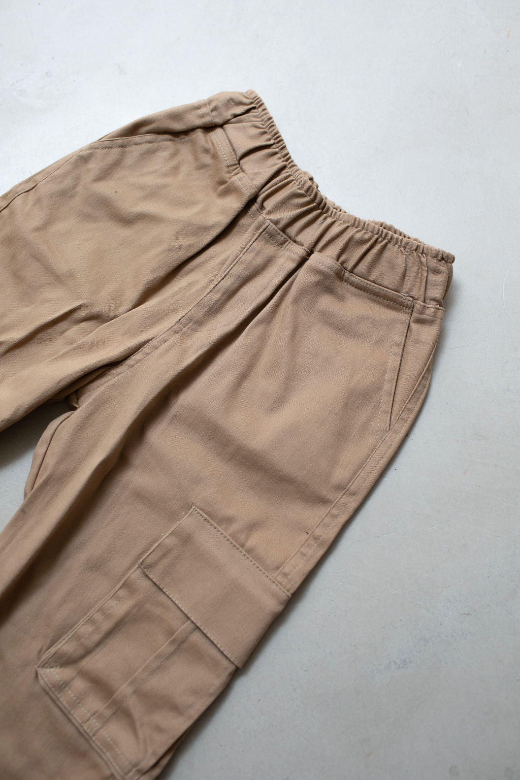 Pantalón cargo gabardina